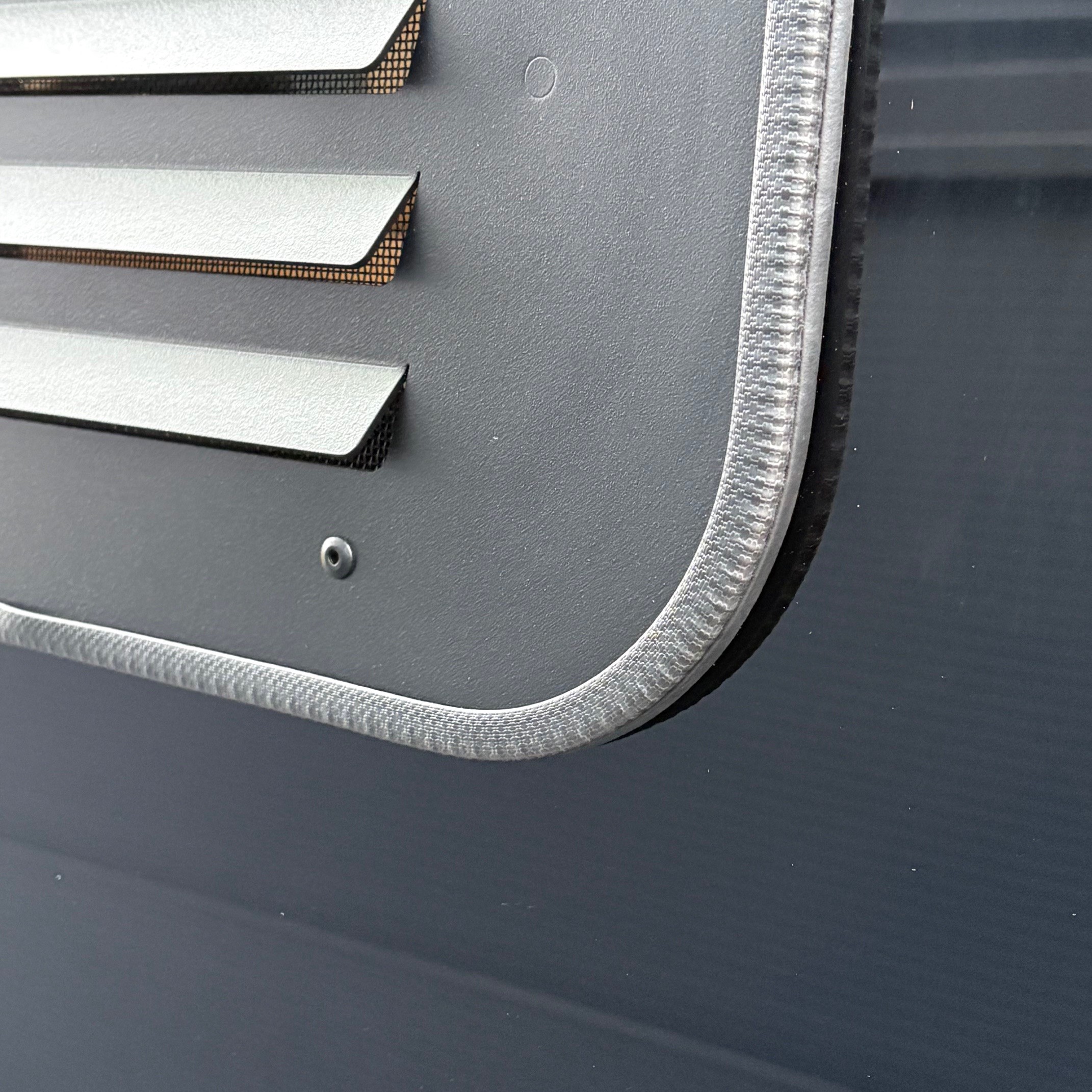 Mercedes Sprinter 907/910 Lüftungsgitter für das originale Schiebefenster