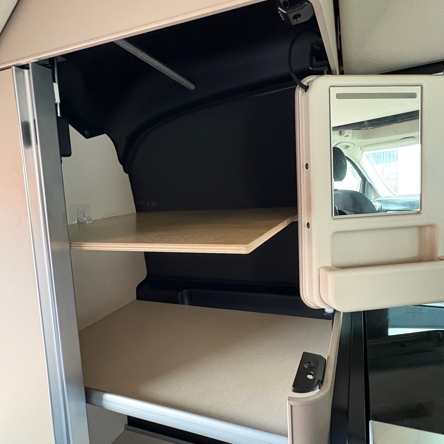 zusätzlicher Zwischenboden für den Kleiderschrank im Mercedes Marco Polo zusätzlicher Zwischenboden für den Kleiderschrank im Mercedes Marco Polo