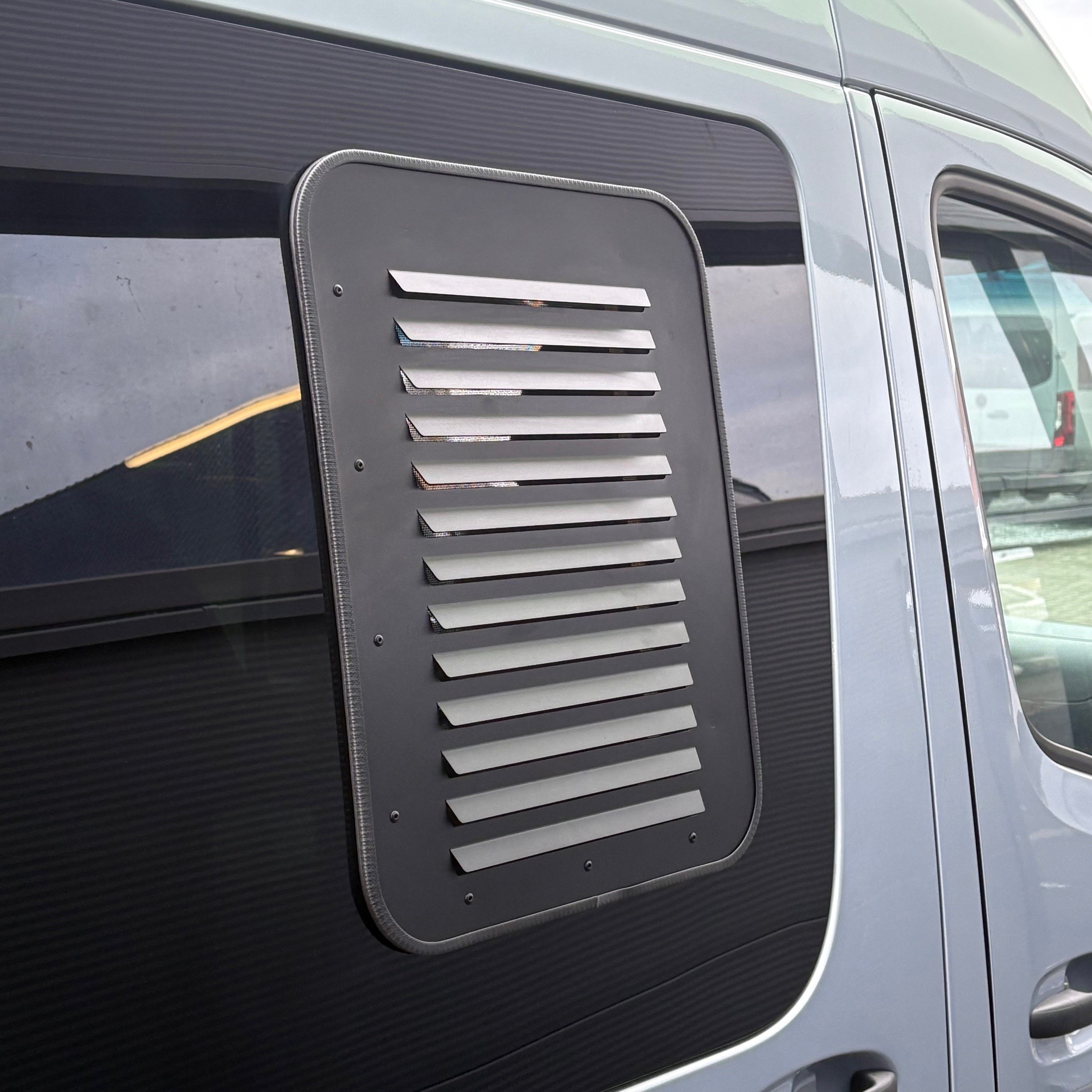 Mercedes Sprinter 907/910 Lüftungsgitter für das originale Schiebefenster