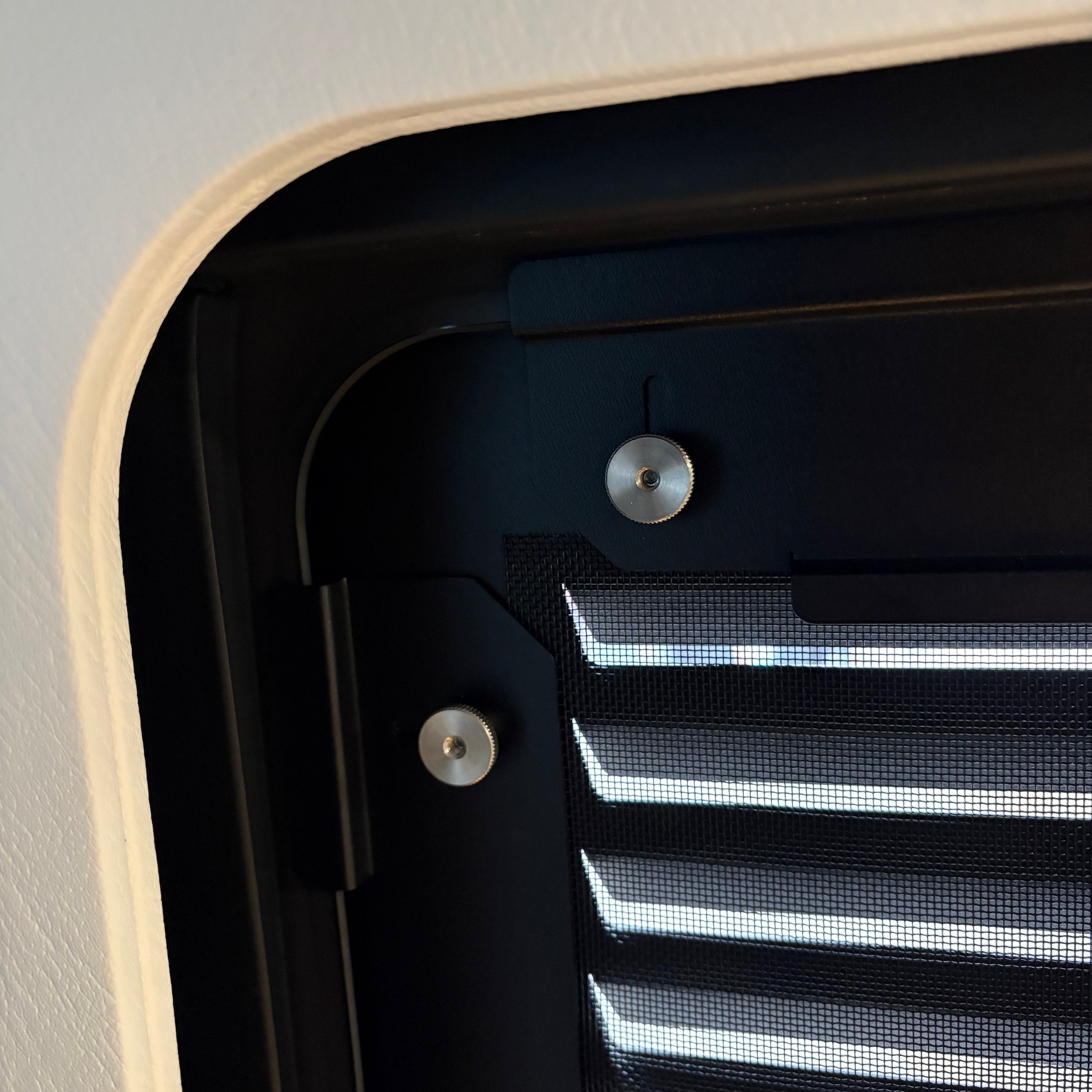 Mercedes Sprinter 907/910 Lüftungsgitter für das originale Schiebefenster