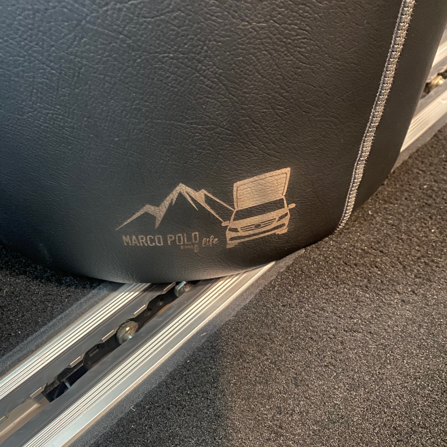 kultHOCKER my life "Luxury" mit Staufach in originalem Leder mit Gravur