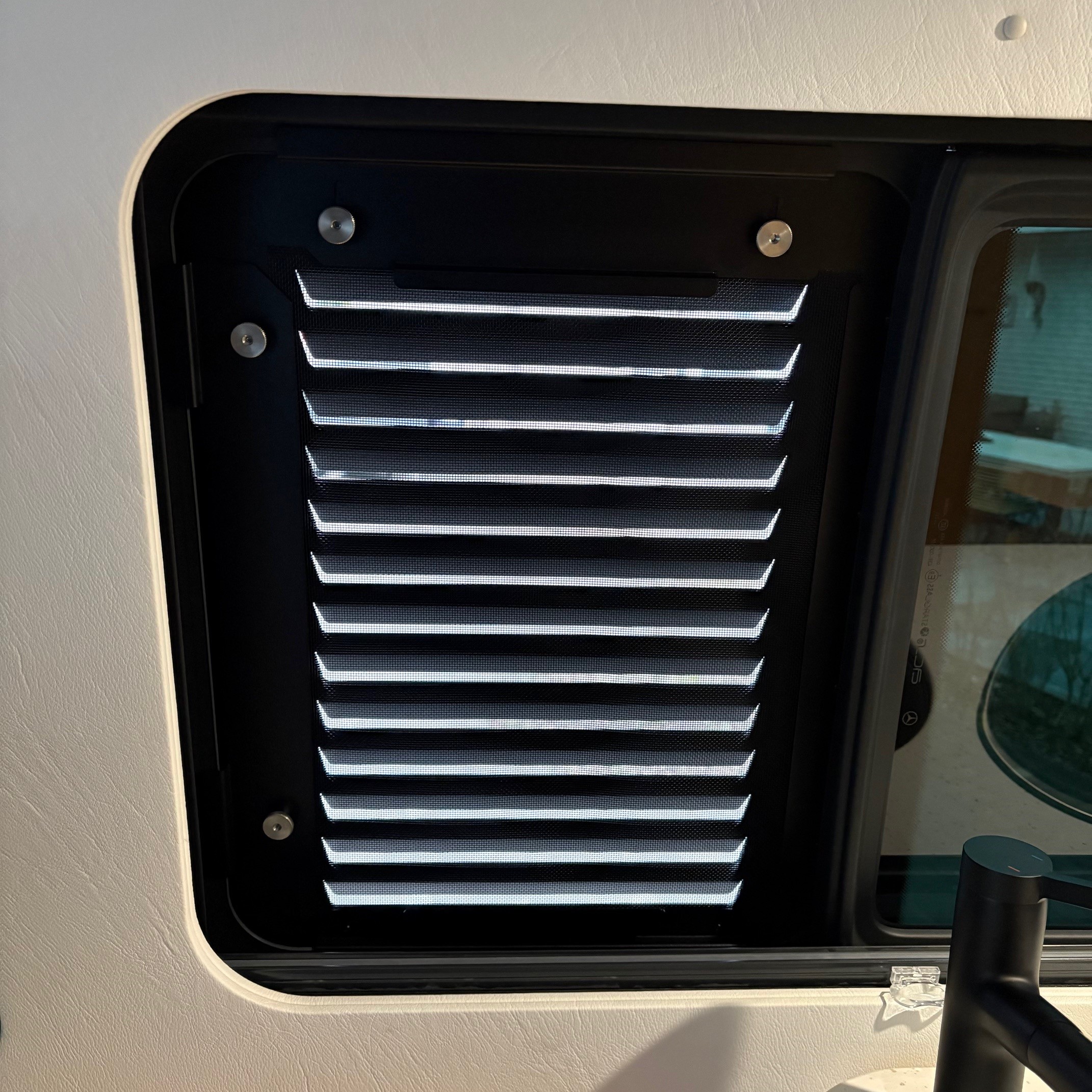 Mercedes Sprinter 907/910 Lüftungsgitter für das originale Schiebefenster